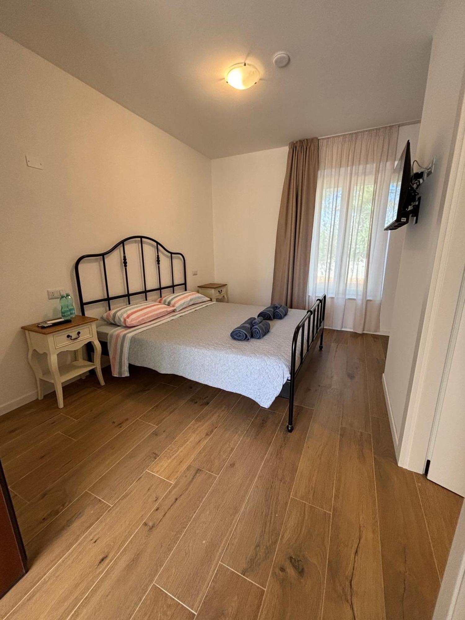 Apartment Maris & Bedrooms